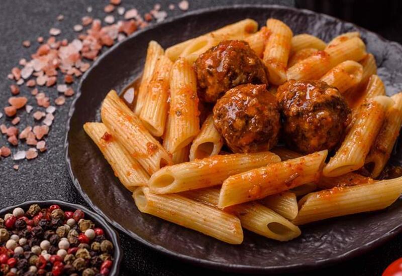 Диетолог указала на опасность сочетания мяса с картошкой и макаронами