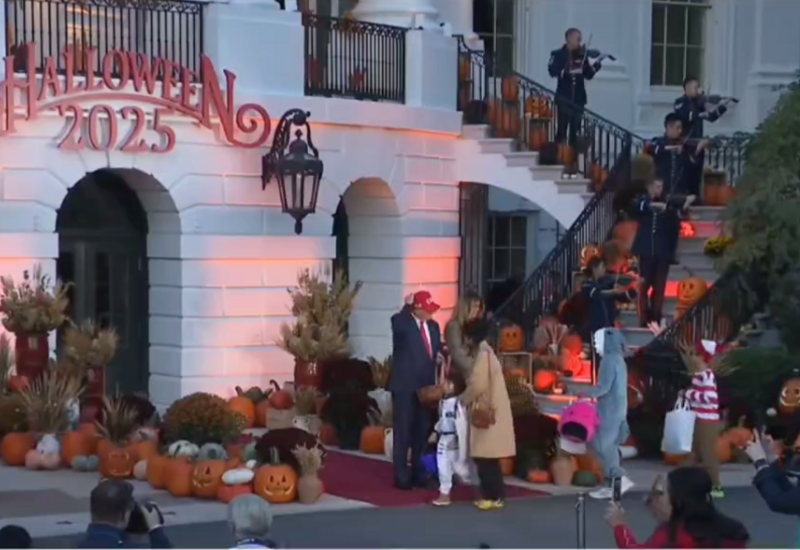 Трамп встретил Хэллоуин в Белом доме