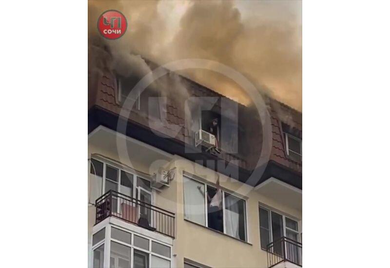В Сочи человек залез на кондиционер, спасаясь от пожара