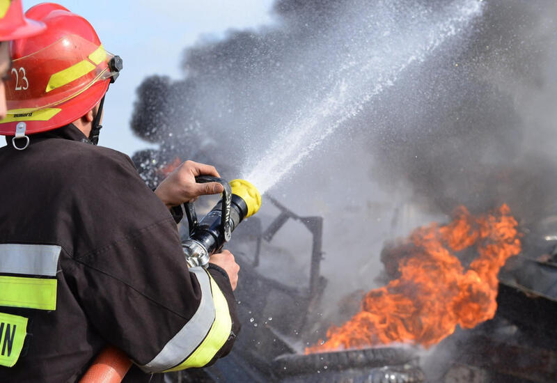 В Баку сгорел жилой дом