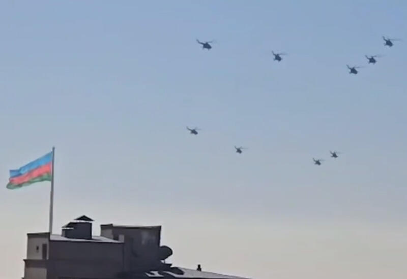Военная авиация в небе над Баку