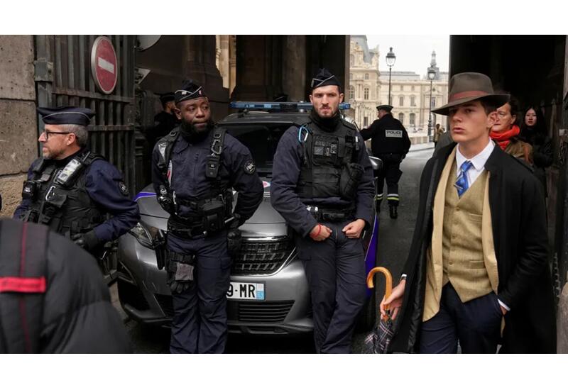 Раскрыта личность таинственного «детектива» с фото у Лувра