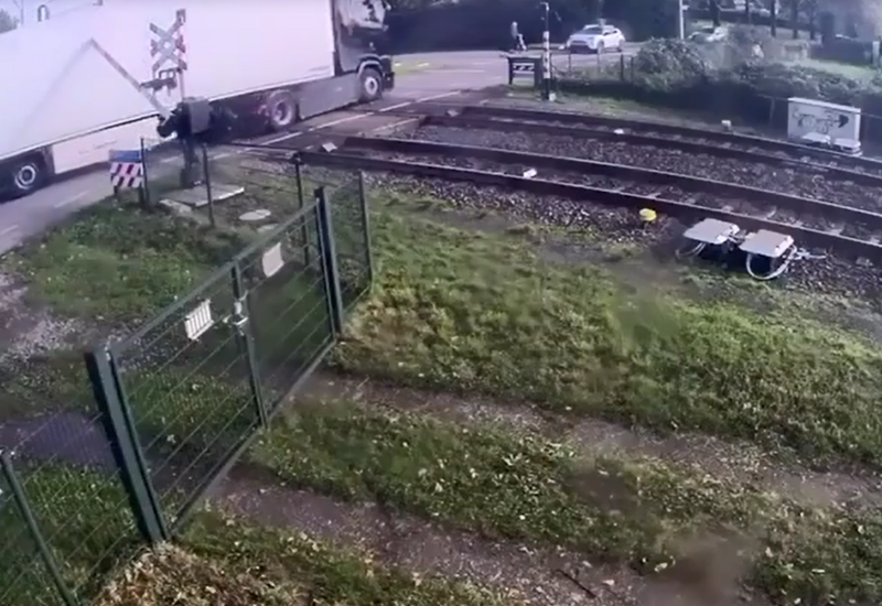 Поезд разорвал фуру с фруктами в Нидерландах