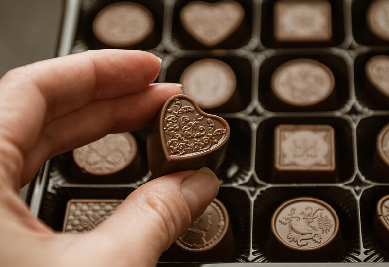 Нарколог предупредил об опасности алкогольных конфет