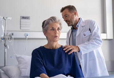 Врач назвал различия в симптоматике рака легкого у мужчин и женщин