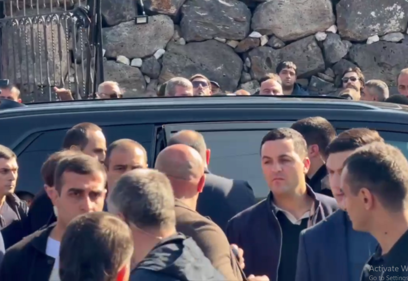 В Армении проводятся две большие конкурирующие литургии