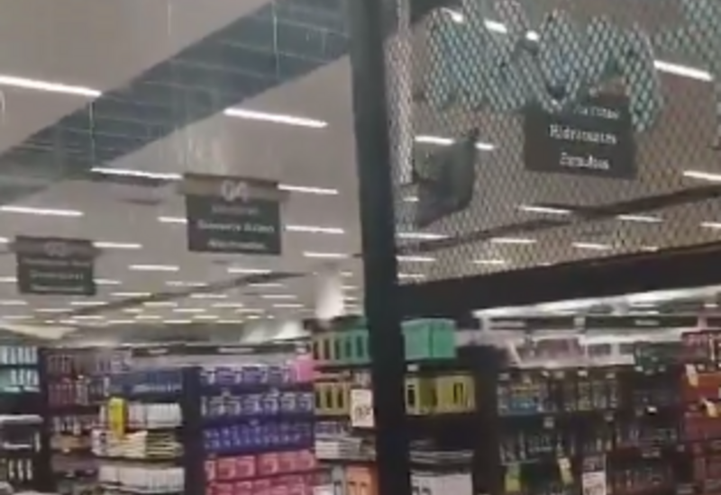 В бразильском супермаркете рухнула часть потолка