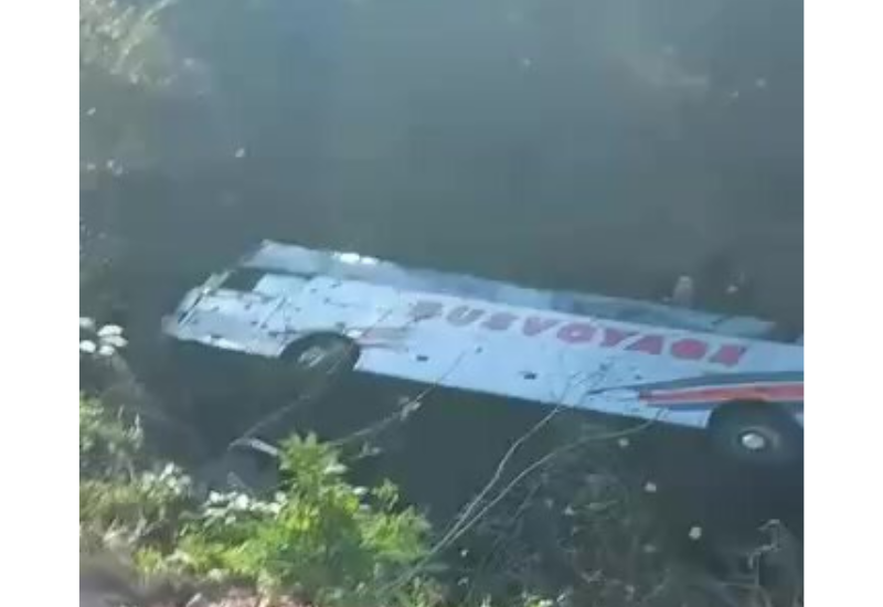 В Армении автобус со студентами упал в овраг