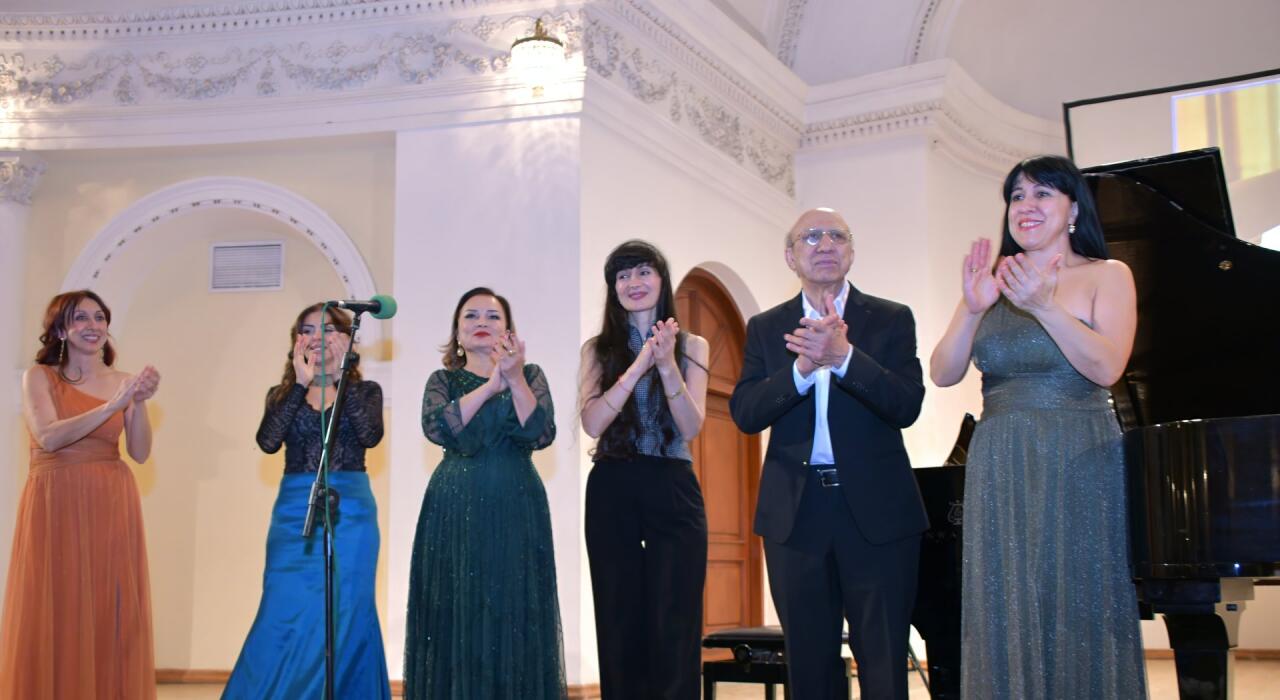 В Баку прошел творческий вечер всемирно известного пианиста