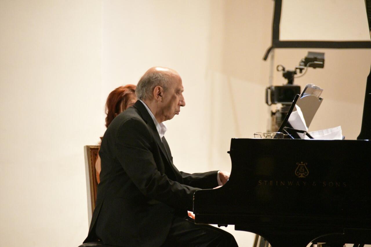 В Баку прошел творческий вечер всемирно известного пианиста