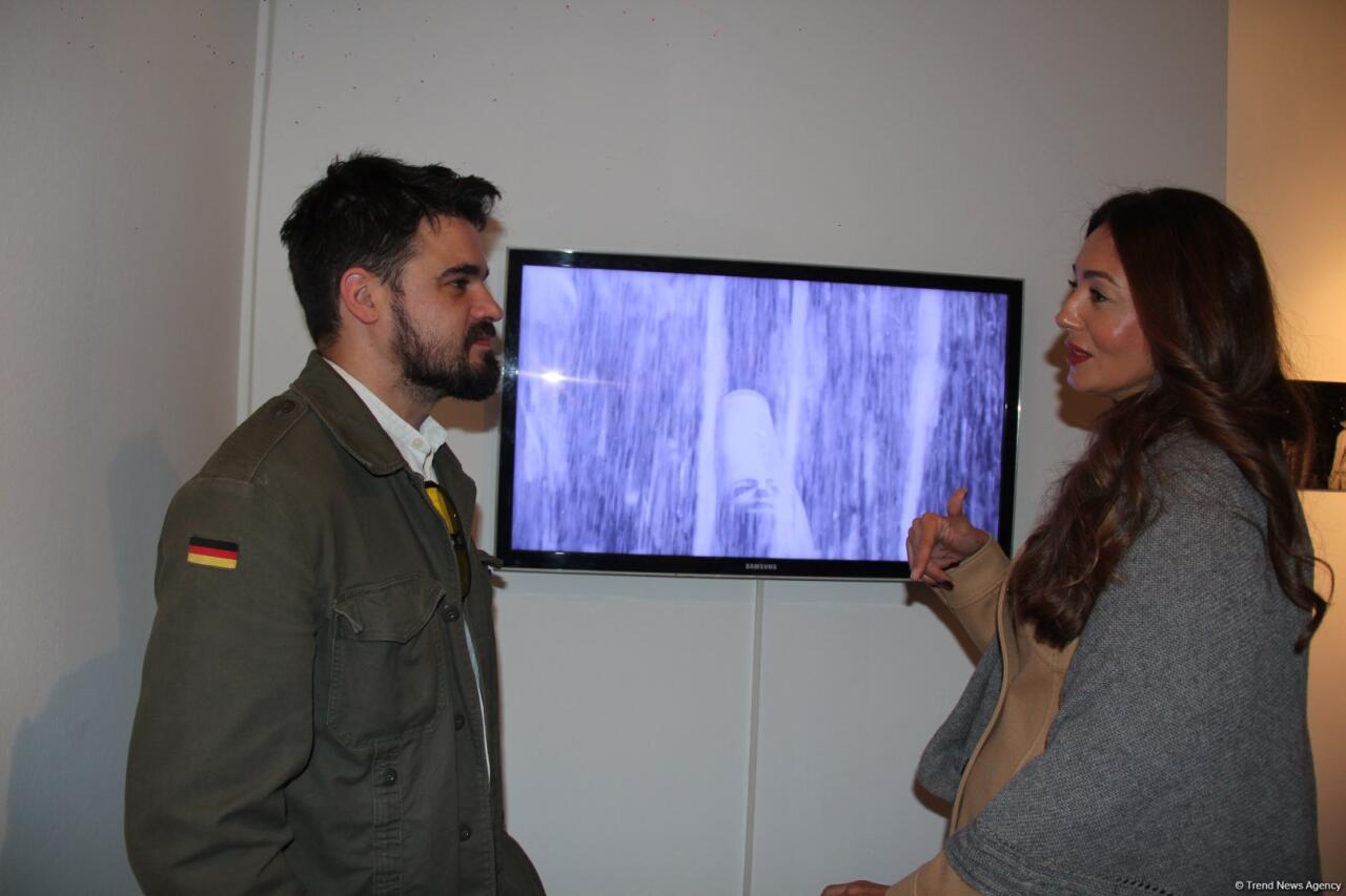 Art Weekend в Баку - открылась выставка "Состояние потока ", отражённый в воде город