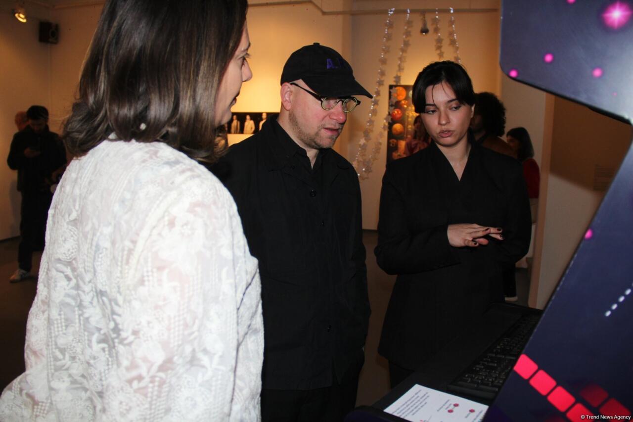 Art Weekend в Баку - открылась выставка "Состояние потока ", отражённый в воде город