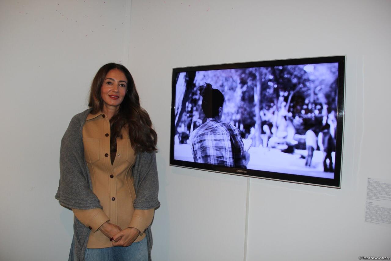 Art Weekend в Баку - открылась выставка "Состояние потока ", отражённый в воде город