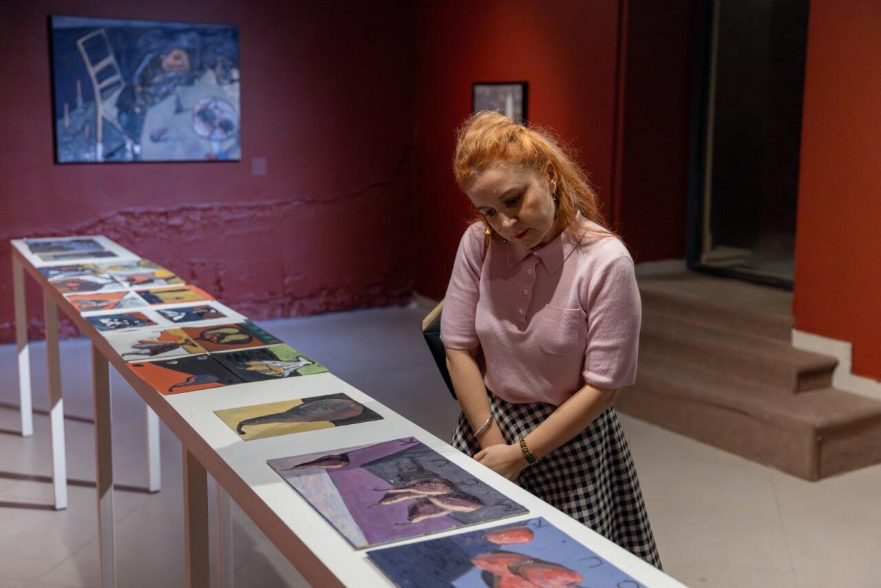 Галерея YAY представила новую персональную выставку молодого художника Моука "Неспешно"