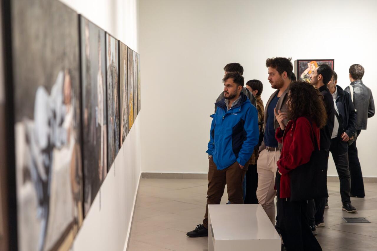 Галерея YAY представила новую персональную выставку молодого художника Моука "Неспешно"