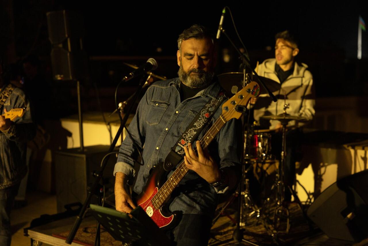 Галерея YAY представила новую персональную выставку молодого художника Моука "Неспешно"