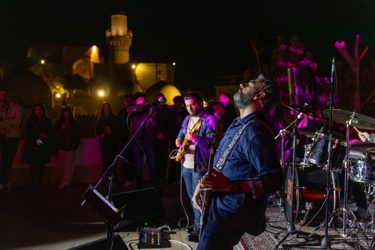 Галерея YAY представила новую персональную выставку молодого художника Моука "Неспешно"