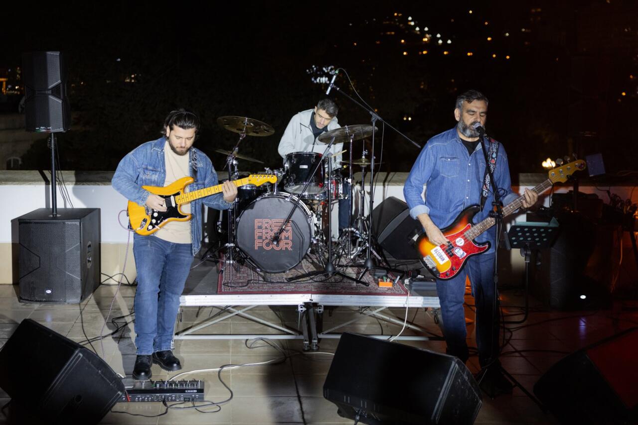 Галерея YAY представила новую персональную выставку молодого художника Моука "Неспешно"