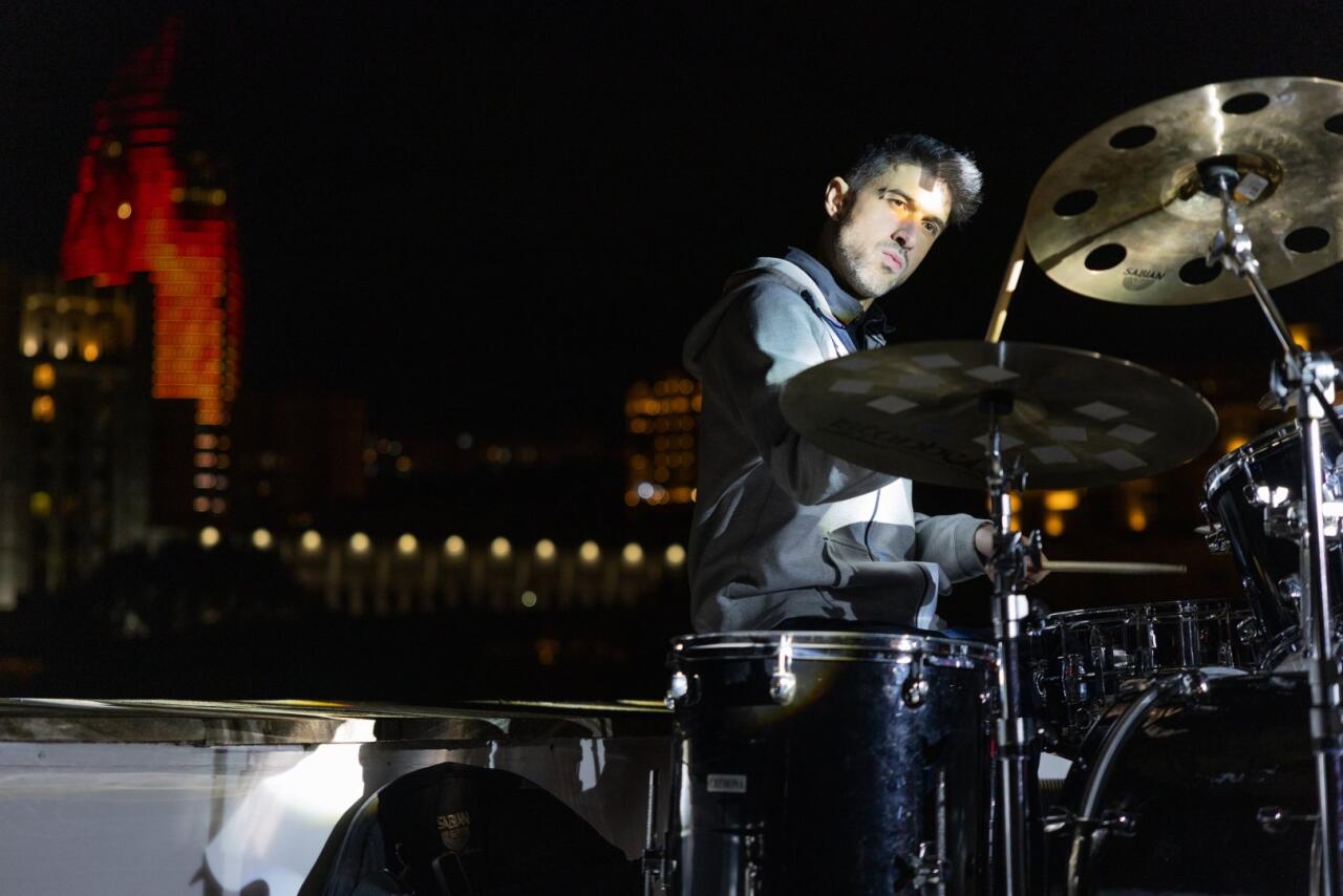 Галерея YAY представила новую персональную выставку молодого художника Моука "Неспешно"