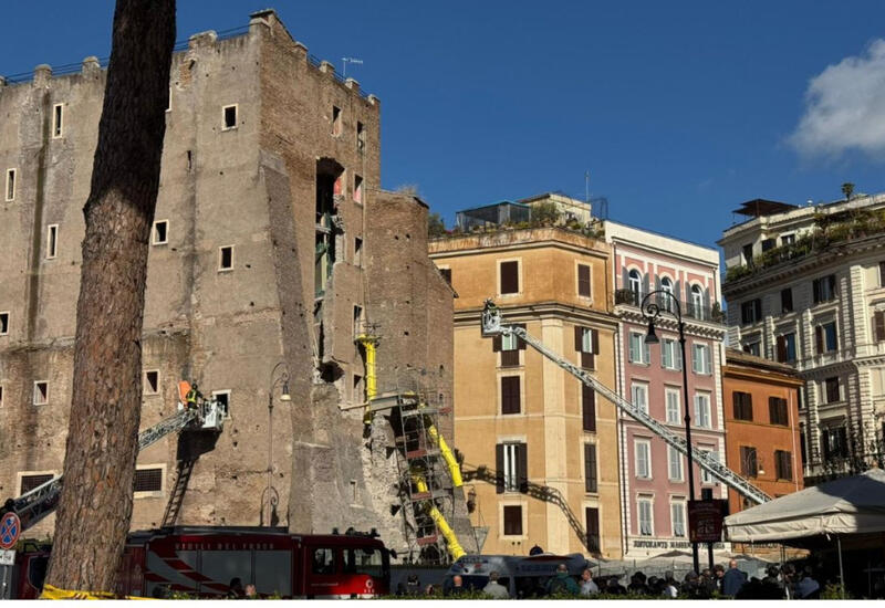 Romada tarixi tikilinin bir hissəsi uçub