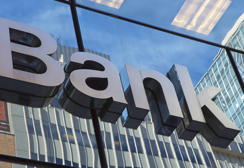 Мужчина разбил дверь банка, чтобы укрыться в тюрьме от долговых обязательств