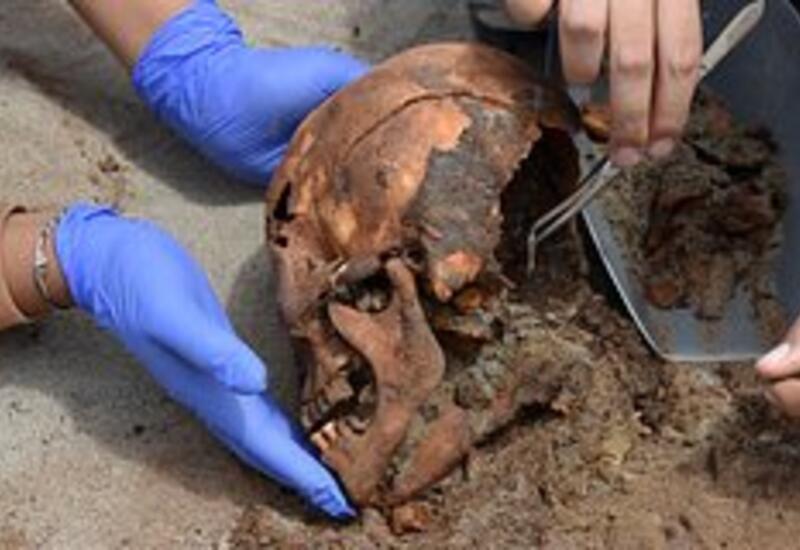 Археологи нашли десятки скелетов возле бывшей церкви