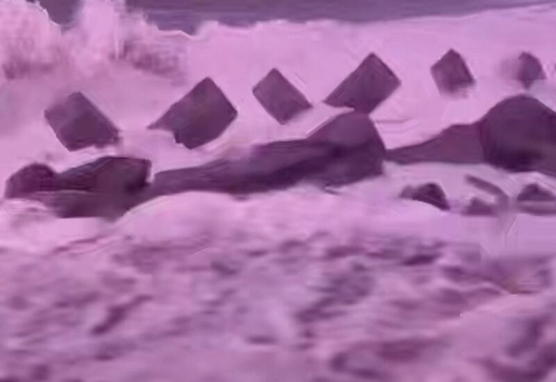 Сильная волна едва не смыла автомобиль с людьми на Камчатке