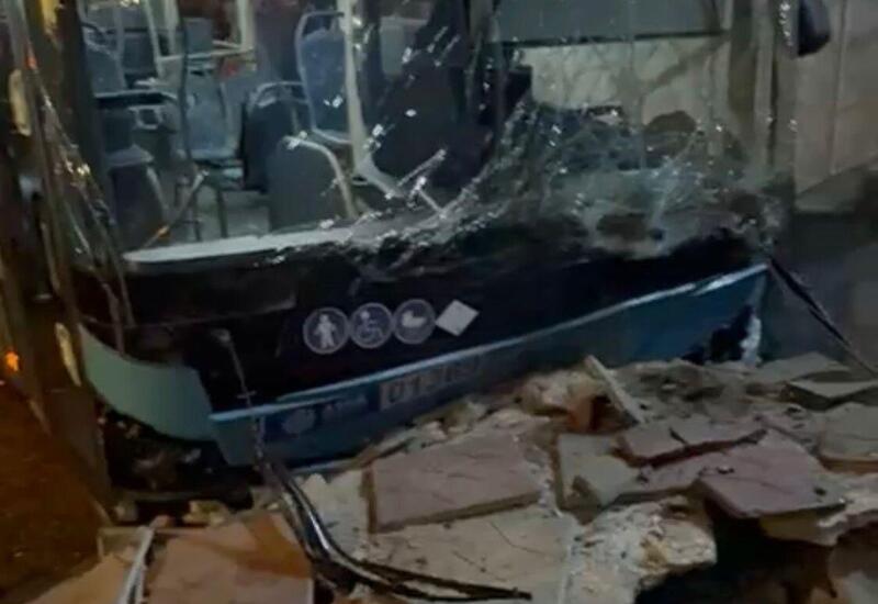 Автобус протаранил цветочный магазин в Баку