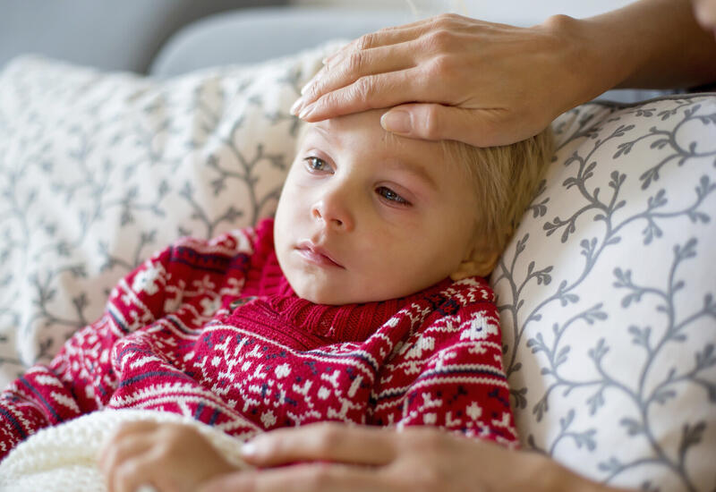 Почему нельзя снижать температуру у детей слишком рано?