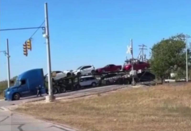 В США поезд врезался в грузовик