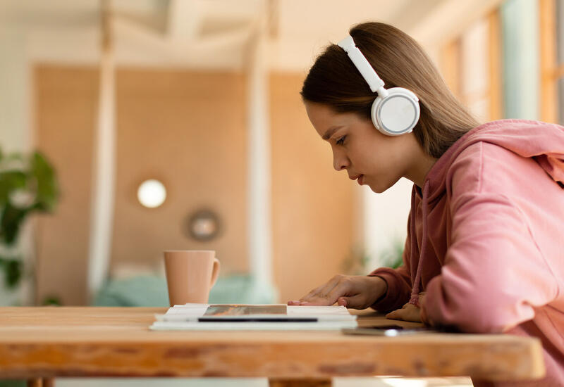 Названы самые вредные для слуха наушники