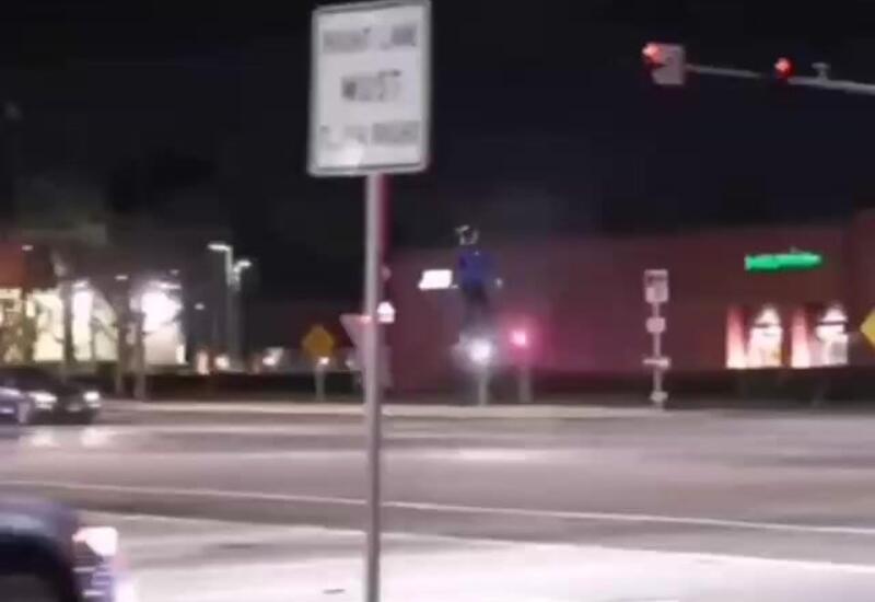 В Лос-Анджелесе заметили человека, парящего  над дорогой на ховерборде