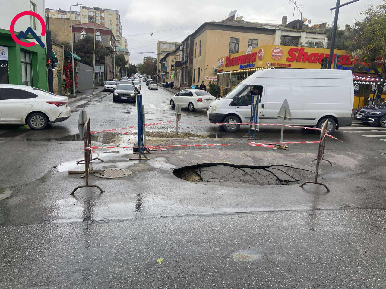 В Баку обвалилась дорога