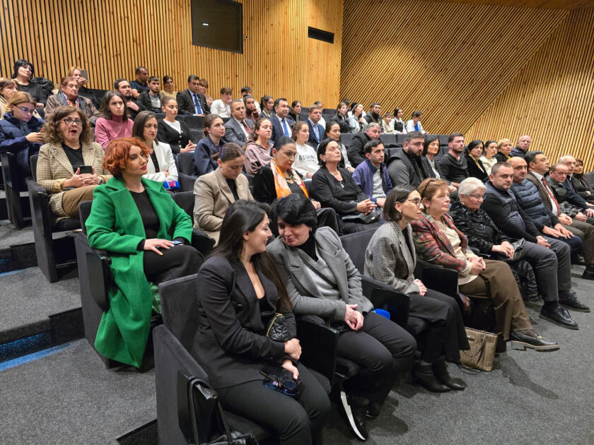 В Болниси открылась персональная выставка Арифа Гусейнова «Узелки времени»