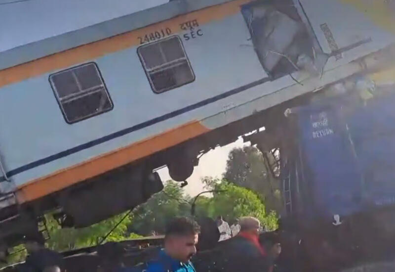 В Индии столкнулись поезда - много погибших и раненых