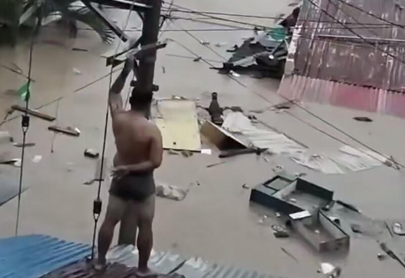 Филиппинцы спасаются на крышах от сильного наводнения