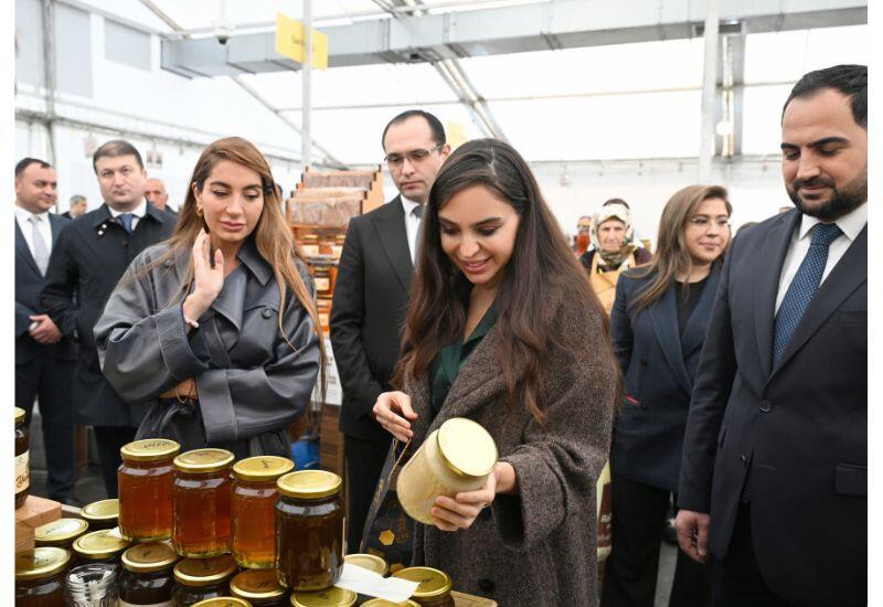 Вице-президент Фонда Гейдара Алиева Лейла Алиева и руководитель Баку Медиа Центра Арзу Алиева посетили ярмарку выставки-продажи пчеловодческой продукции