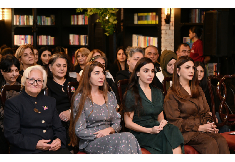 Heydər Əliyev Fondunun vitse-prezidenti Leyla Əliyeva və Bakı Media Mərkəzinin rəhbəri Arzu Əliyeva Bakı Kitab Mərkəzində “Zəfər sevinci” adlı musiqili-ədəbi gecədə iştirak ediblər