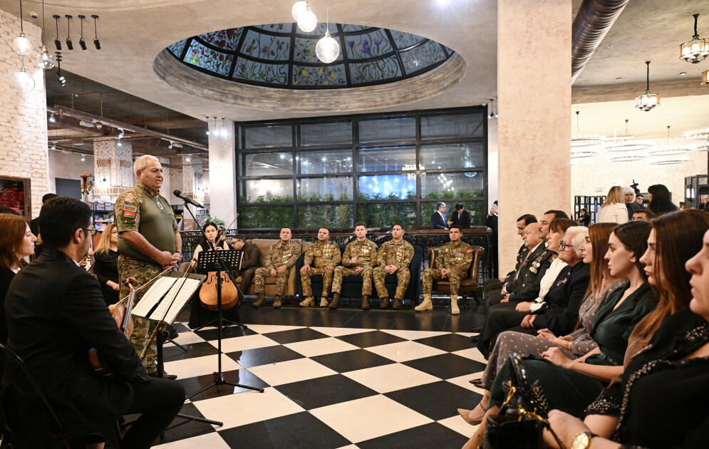 Heydər Əliyev Fondunun vitse-prezidenti Leyla Əliyeva və Bakı Media Mərkəzinin rəhbəri Arzu Əliyeva Bakı Kitab Mərkəzində “Zəfər sevinci” adlı musiqili-ədəbi gecədə iştirak ediblər