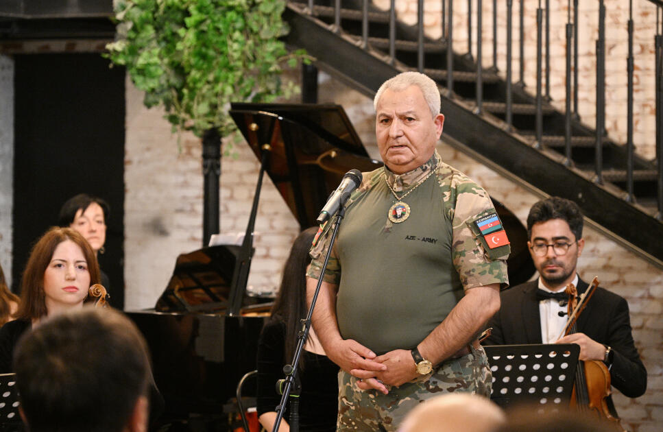 Heydər Əliyev Fondunun vitse-prezidenti Leyla Əliyeva və Bakı Media Mərkəzinin rəhbəri Arzu Əliyeva Bakı Kitab Mərkəzində “Zəfər sevinci” adlı musiqili-ədəbi gecədə iştirak ediblər