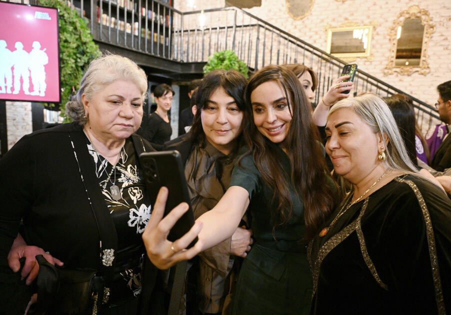 Heydər Əliyev Fondunun vitse-prezidenti Leyla Əliyeva və Bakı Media Mərkəzinin rəhbəri Arzu Əliyeva Bakı Kitab Mərkəzində “Zəfər sevinci” adlı musiqili-ədəbi gecədə iştirak ediblər