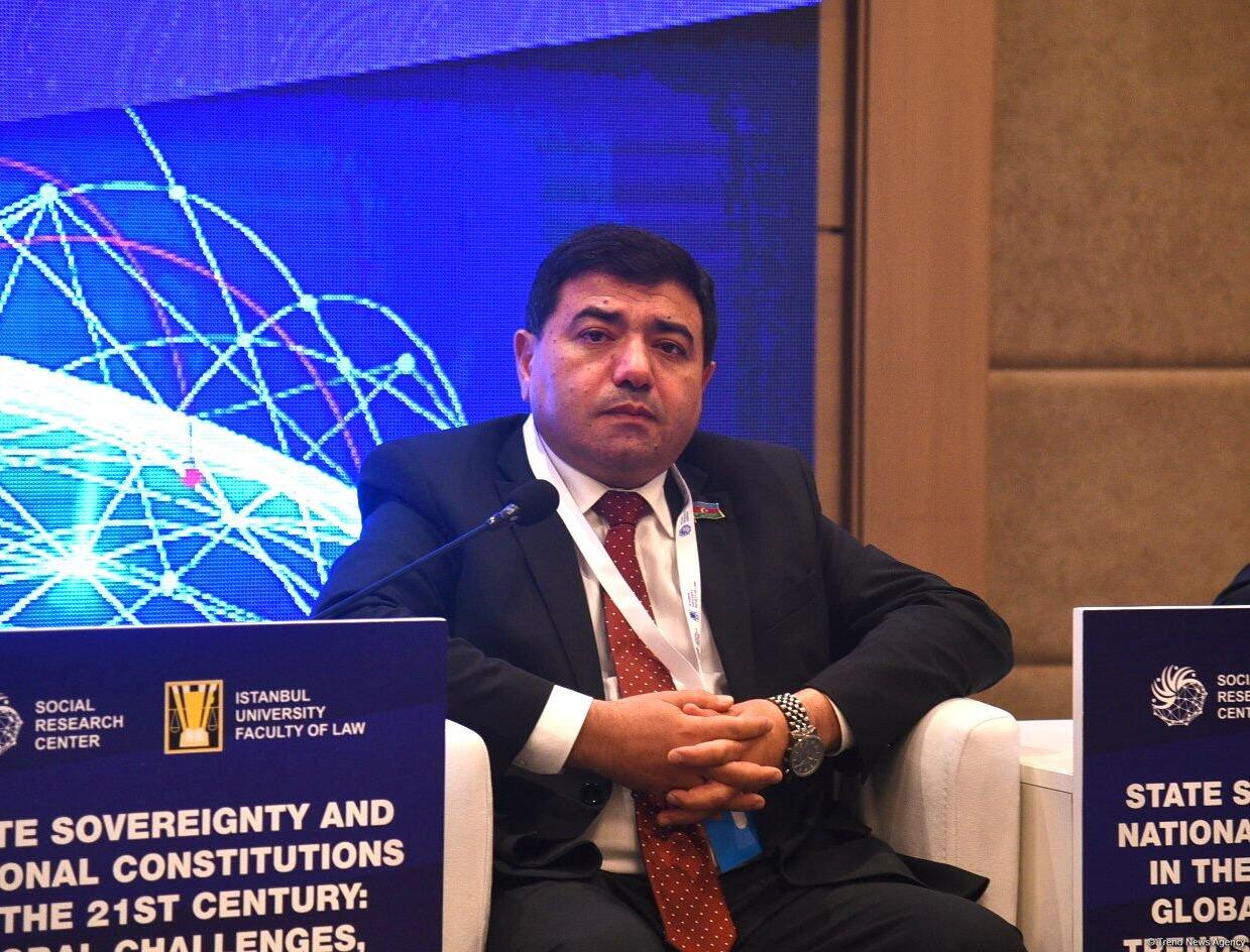 В Баку проходит международная конференция на тему государственного суверенитета и национальных конституций