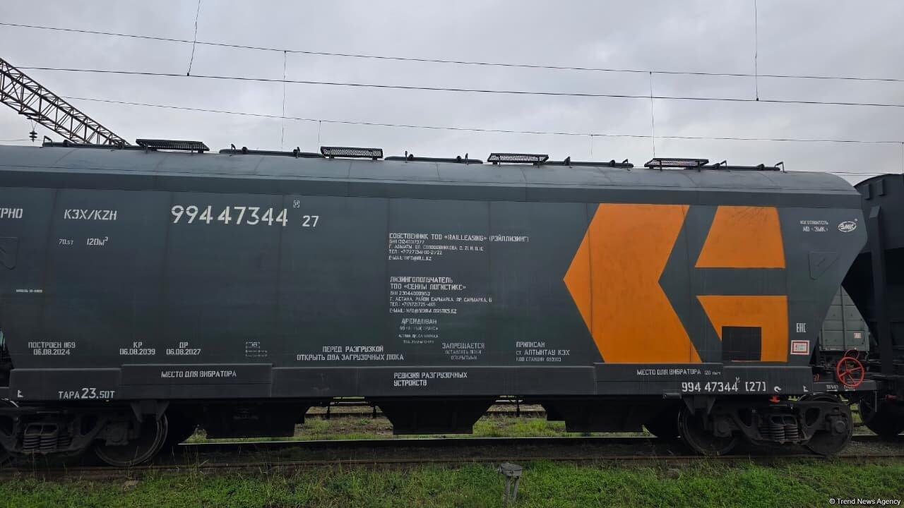 В Баку прибыл поезд с казахстанским зерном, следующий транзитом в Армению