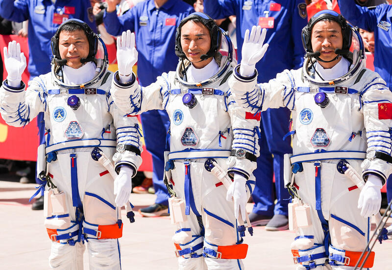 Китайские астронавты не могут вернуться на Землю