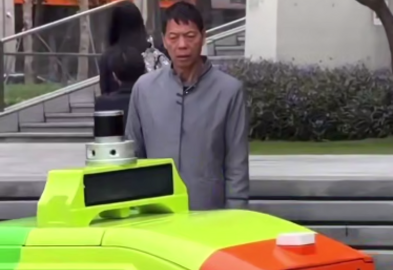 Кадры с уборщиком и роботом из Китая завирусились в сети