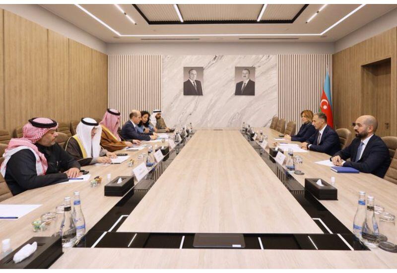 Азербайджан и арабские фонды развития обсудили сотрудничество в сфере цифровых и транспортных проектов