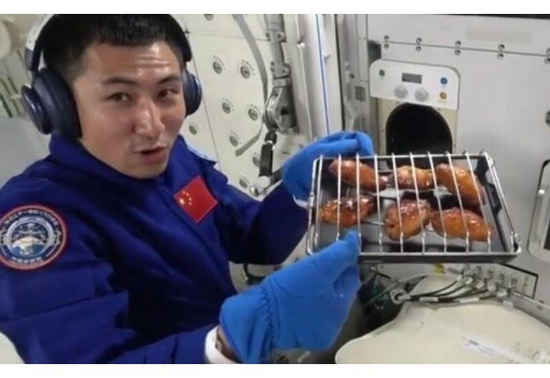 Китайские космонавты впервые приготовили барбекю на орбите