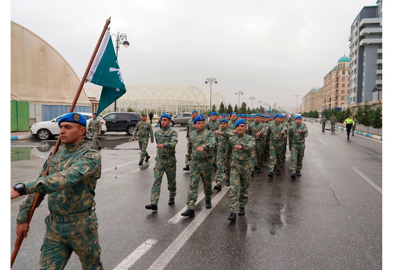 По случаю пятой годовщины Дня Победы Азербайджана состоялись торжественные шествия под аккомпанемент военных оркестров