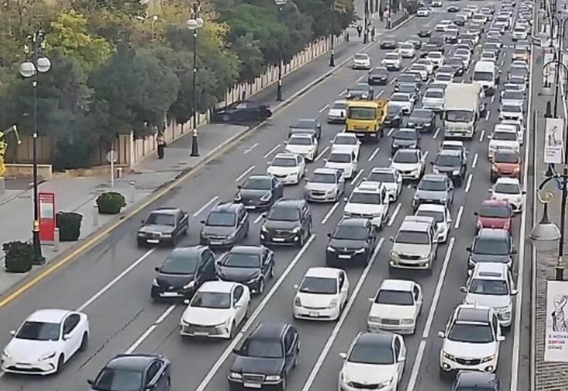 Paytaxtın bəzi yollarında nəqliyyatın hərəkətində sıxlıq müşahidə olunur