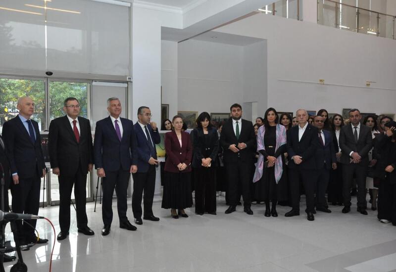 В Билясуваре открылась выставка фотографий и живописи "Дух Победы"